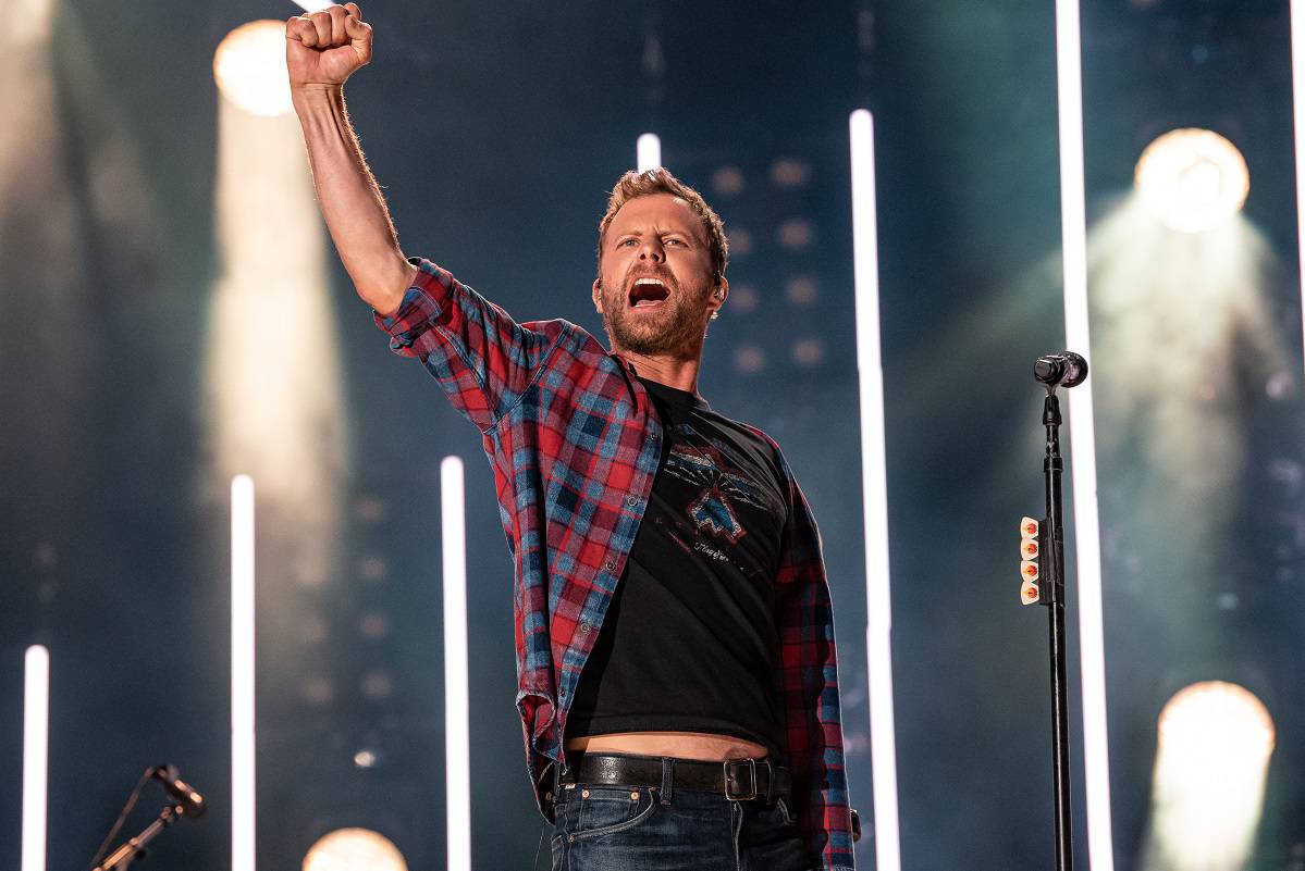 Riley Green's Shirtless Instagram Post Prompts Hilarious Response From Tour  Mates Dierks Bentley and Parker McCollum - Country Now