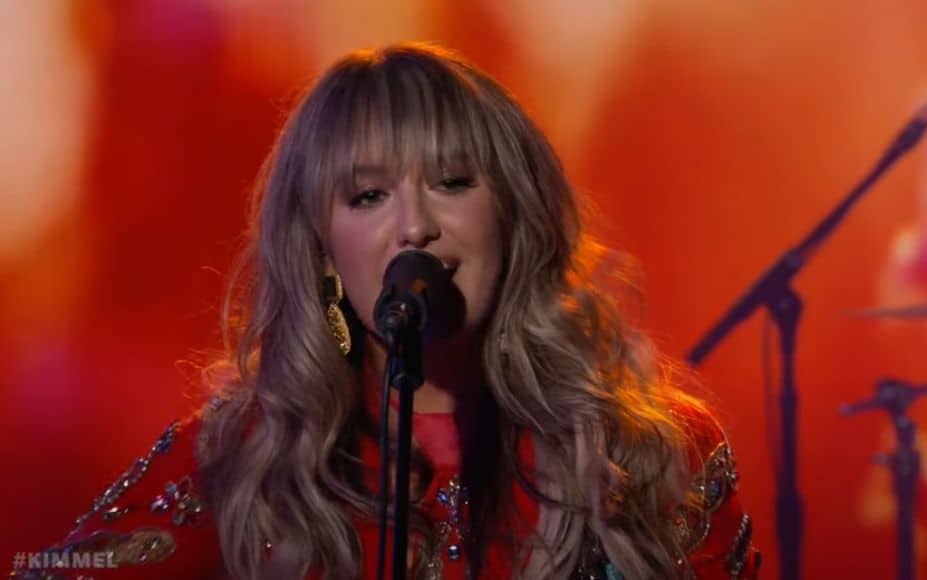 WATCH Lainey Wilson Makes Late Night Debut with 'Things A Man Oughta