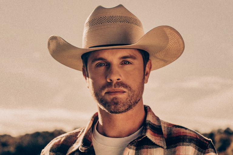 Dustin Lynch Finds the 'Blue In The Sky' On Optimistic New Album