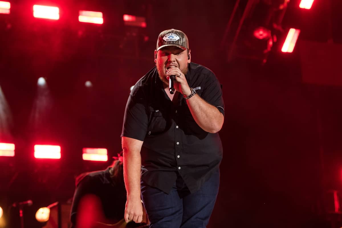 Luke Combs Powers Through Concert Despite Vocal Issues Refunds Every Single Ticket I Am So 