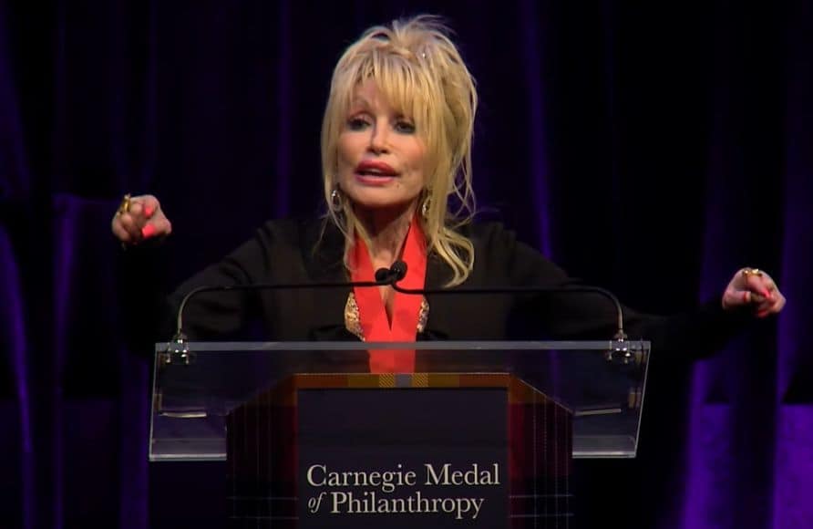 watch-dolly-parton-breaks-into-song-and-uses-her-fingernails-as-an