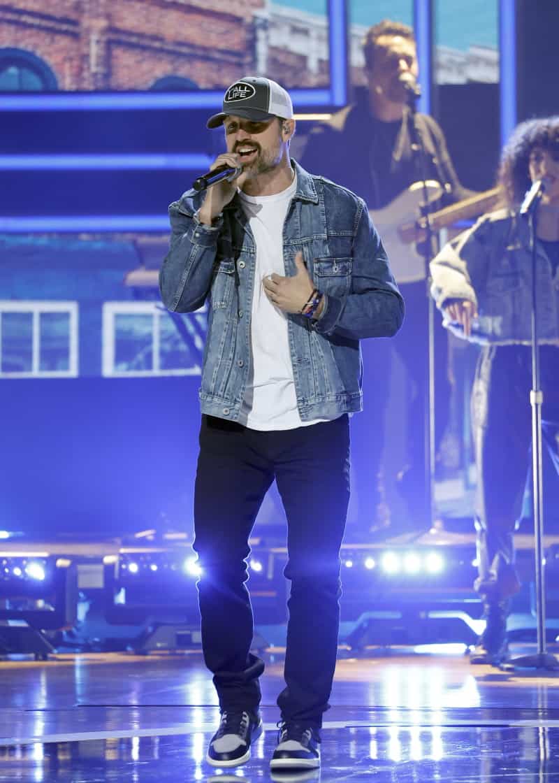 WATCH Walker Hayes Celebrates Seven Years Of Sobriety With Performance