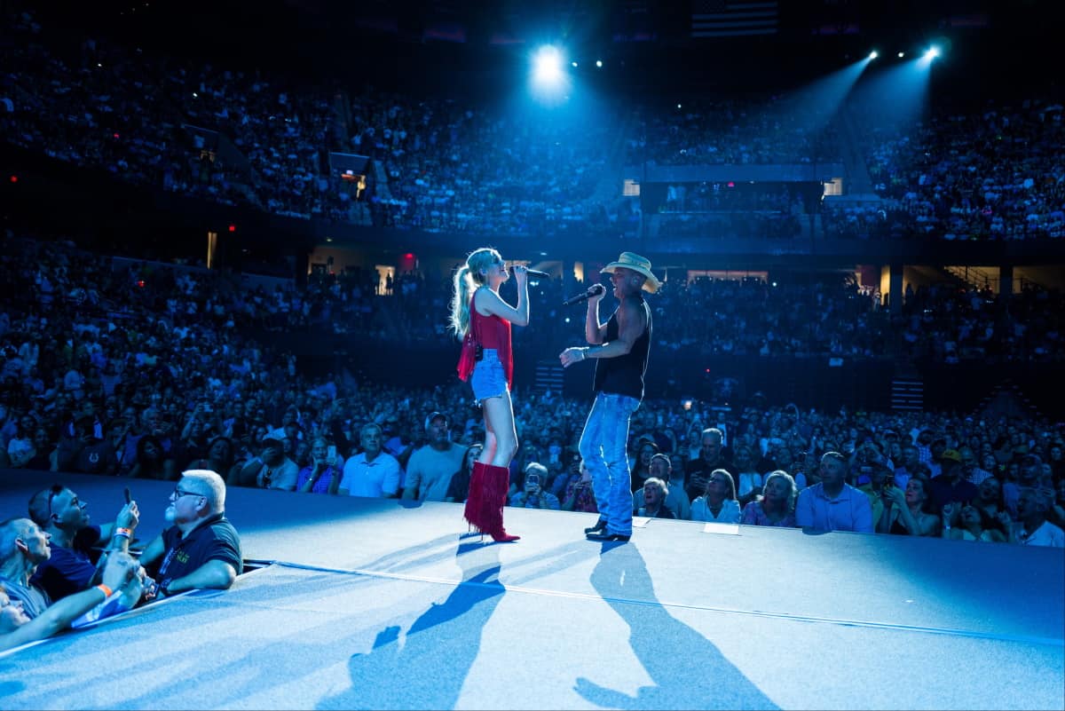 PHOTOS: Kenny Chesney Rings Bell At Gillette Stadium As New England  Patriots' 'Keeper of the Light' - Country Now