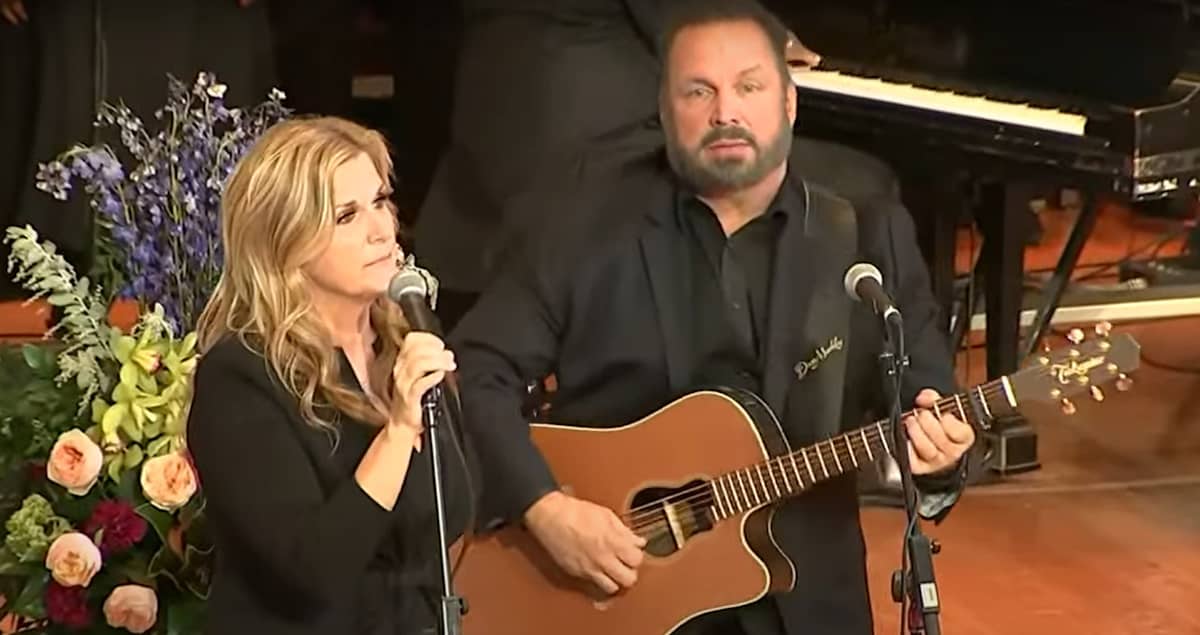 Trisha Yearwood and Garth Brooks Perform 'Imagine' At Former First Lady