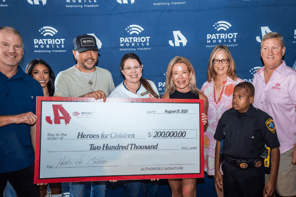 Aldean with 13 year old Heroes For Children advocate DJ Daniel along with from L to R: Patriot CMO Scott Coburn, (Aldean), Heroes for Children Co-Founders Jenny Lawson and Larissa Linton, Patriot Mobile COO Jenny Story, (DJ Daniel) and Patriot Mobile CEO Glenn Story at a Heroes for Children Puttshack event ahead of Aldean’s Cynthia Woods Mitchell Pavilion’s Full Throttle Tour stop on August 15th in Houston, TX. Photo credit: Courtney Reed.