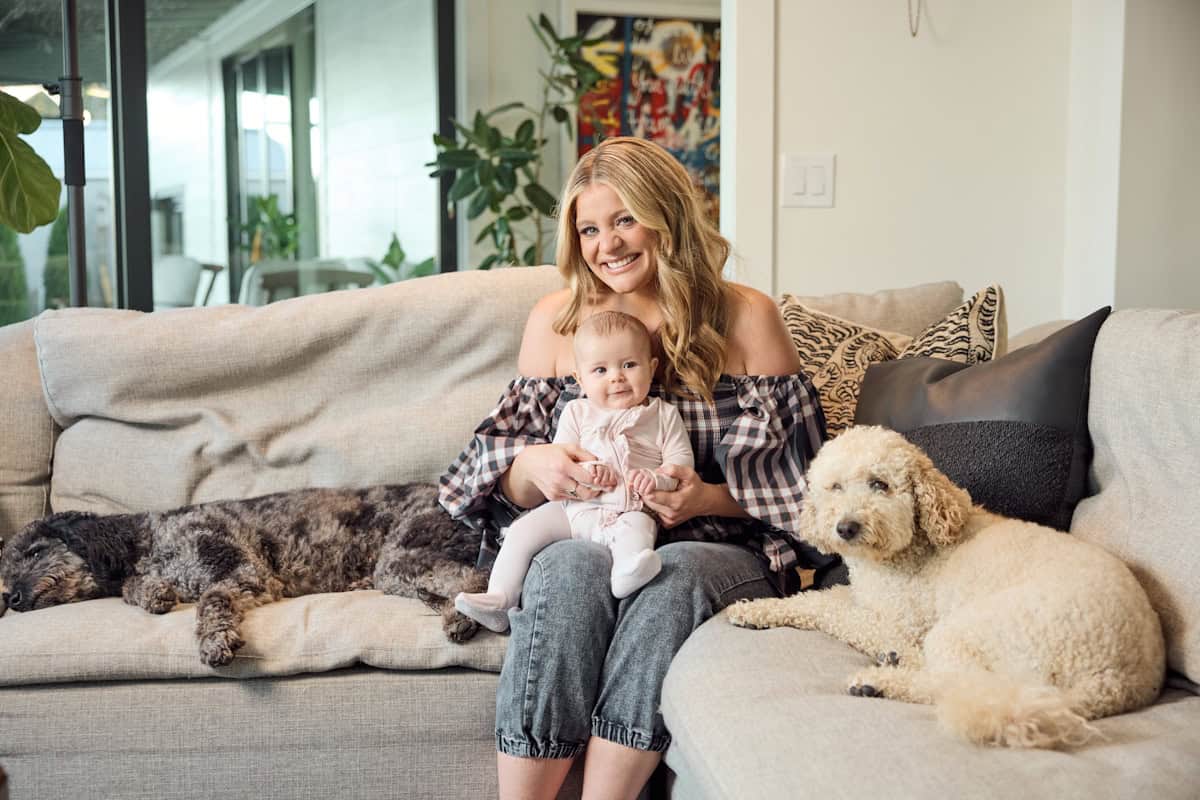 Lauren Alaina with her Daughter, Beni Doll, and Dogs, Nola and Opry; Photo by Osprey Media