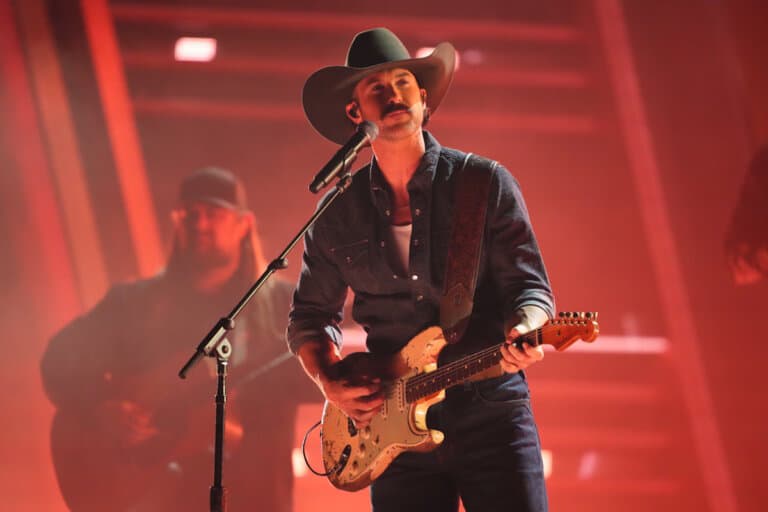 Riley Green Sizzles With Sexy ‘Worst Way’ Performance at CMA Awards ...