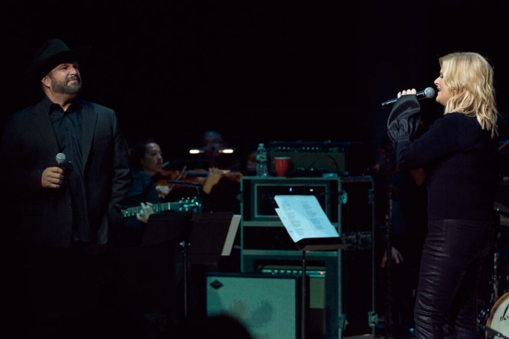 Trisha Yearwood And Garth Brooks Surprise Fans with Romantic 'Merry  Christmas, Valentine' Performance in Atlanta - Country Now