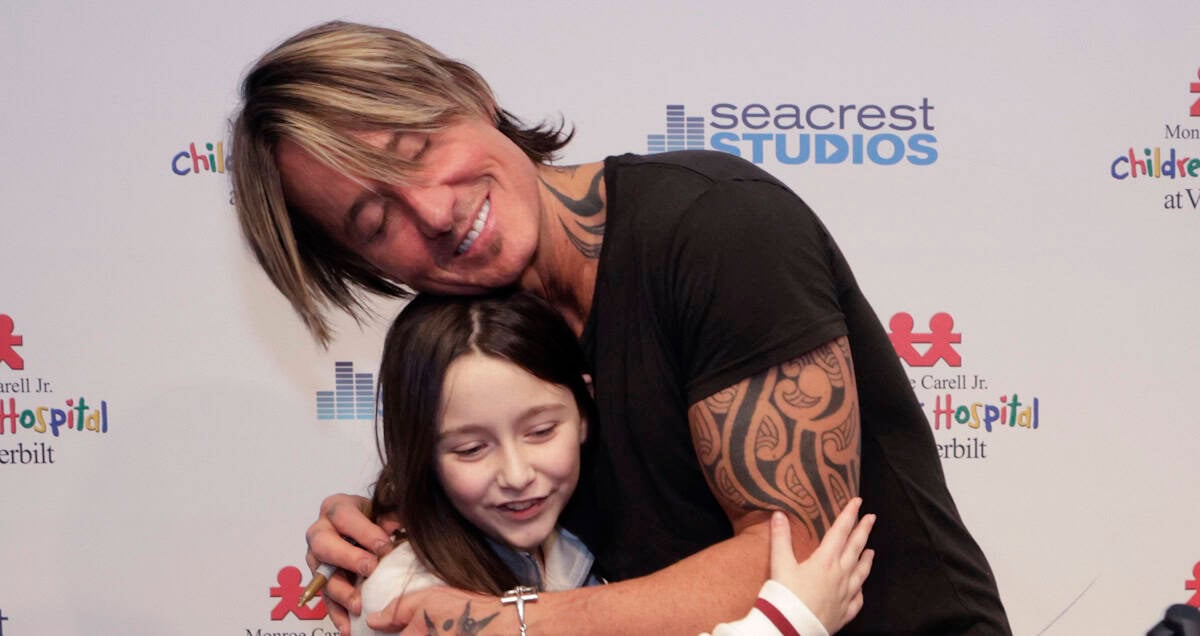 Keith Urban Brings Music and Holiday Cheer to Monroe Carell Jr. Children’s Hospital
