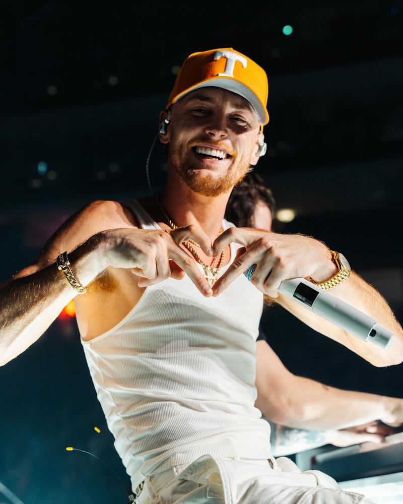 Bailey Zimmerman Shines on the Different Night Same Rodeo Tour, Showing His Growth and Unstoppable Energy