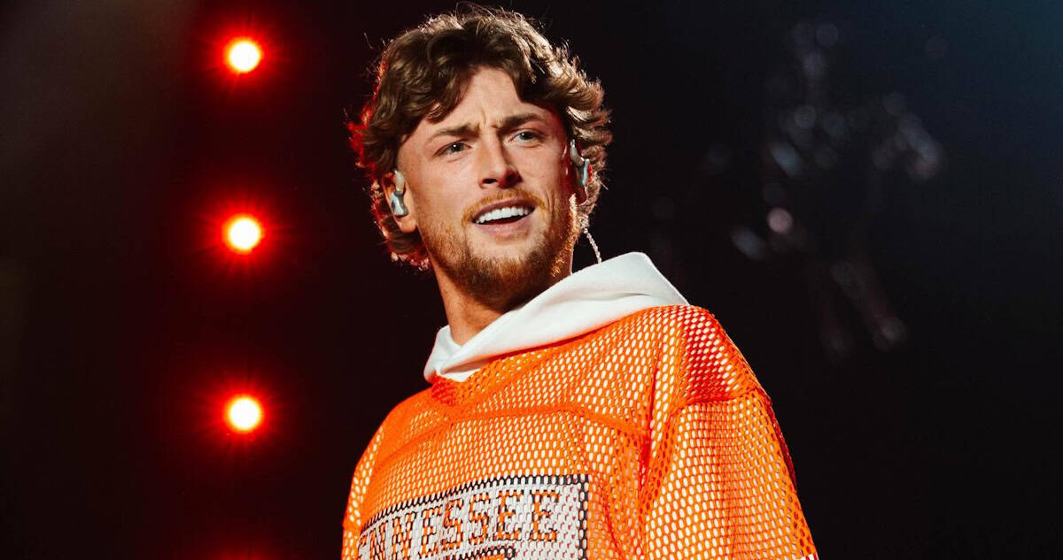 Bailey Zimmerman Shines on the Different Night Same Rodeo Tour, Showing His Growth and Unstoppable Energy