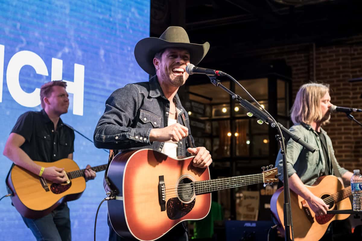 Dustin Lynch; Photo by Andrew Wendowski
