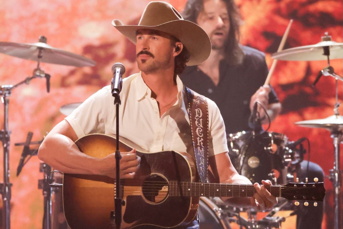 Riley Green Delivers Smooth, Southern-Soaked Performance Of 'Worst Way' on AMAs Stage - Country Now