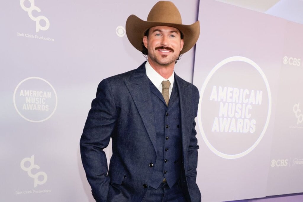 Riley Green Delivers Smooth, Southern-Soaked Performance Of ‘Worst Way’ on AMAs Stage