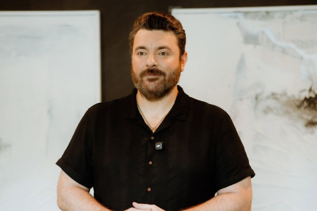 Chris Young Adds New Depth To ‘I Didn’t Come Here To Leave’ With Deluxe Release