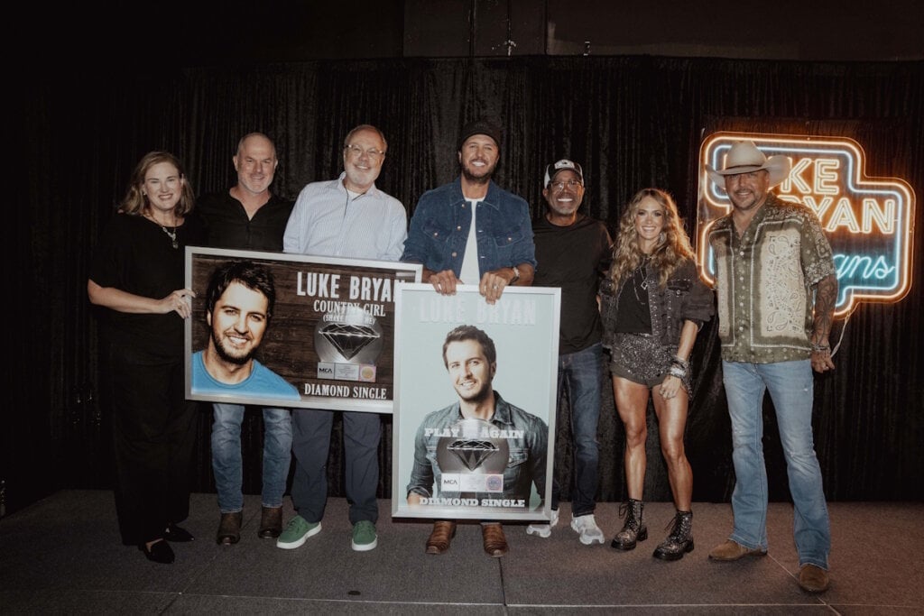 Jackie Jones/ SVP Artist and Industry Relations RIAA, Mike Harris/ President & CEO MCA, Mike Dungan/Former Chairman and CEO of Universal Music Group Nashville, Luke, Darius Rucker, Carrie Underwood & Jason Aldean; Photo by Cooper Smith 
