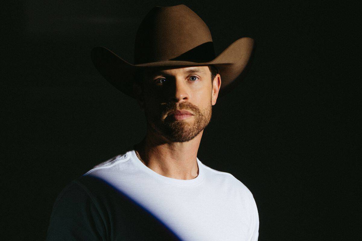 Dustin Lynch; Photo by The Dwyers