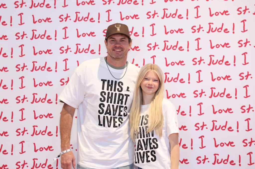Matt Stell + St. Jude patient Faith; Photo by ALSAC + St. Jude Children’s Research Hospital