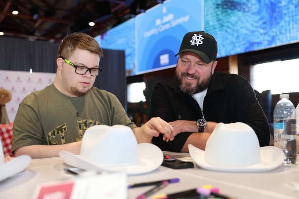 Mitchell Tenpenny + St. Jude patient Sawyer; Photo By ALSAC + St. Jude Children’s Research Hospital